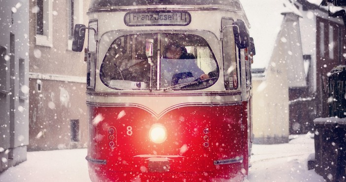 Обилният снеговалеж предизвика транспортен хаос в Швеция. Над 1000 превозни