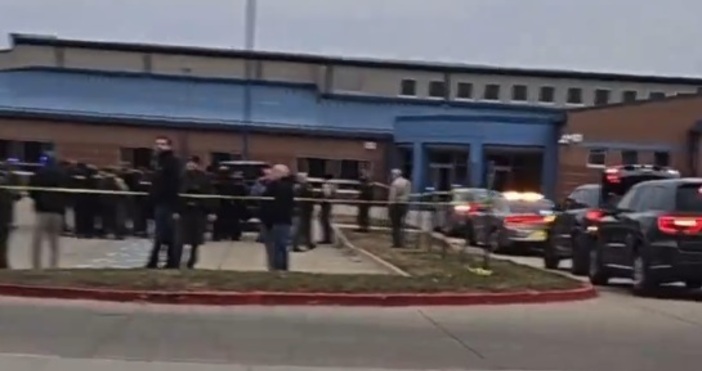 Стрелба в училище в американския щат Айова взе жертви, съобщава