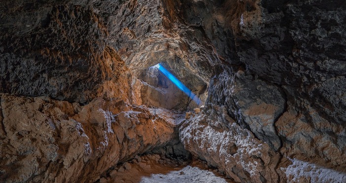 Спасителната акция за блокираните в словенска пещера петима души е