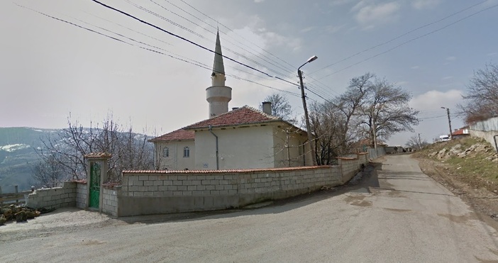 Неизвестни запалиха джамията в с. Заимчево, общ. Руен.Инцидентът е станал