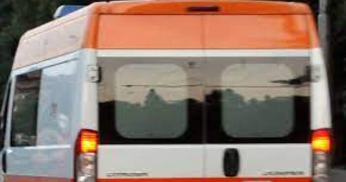 Три жени пострадаха при катастрофа между камион и автобус край Кресна. 