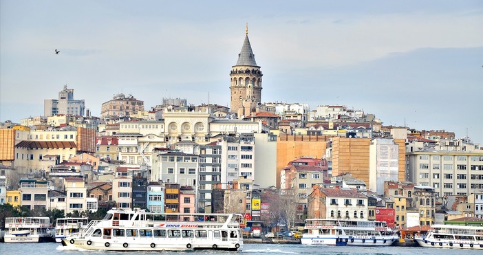 Един от посетителите на джамия в истанбулския квартал Фатих нападна