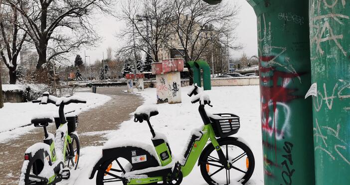 снимки София осъмна, покрита от сняг. Синоптиците предупредиха, че днес