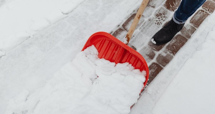 Задължението за почистване на снега и леда около къщите и многоетажните