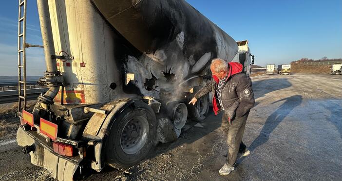Снимки: Софийски ТИР пламна рано сутринта на АМ Марица. Инцидентът
