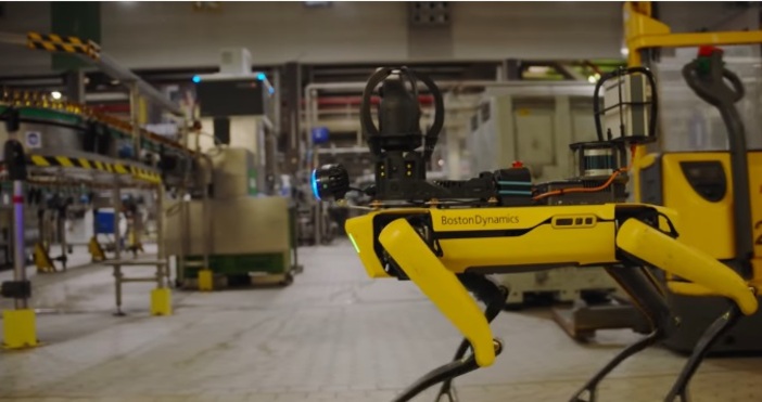 Персоналът на пивоварната в Льовен Белгия прие робота Spot на Boston