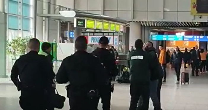 Стопкадър novini bgНапрежение на столичното летище Мъж буйства на Летище София Кадри изпратени