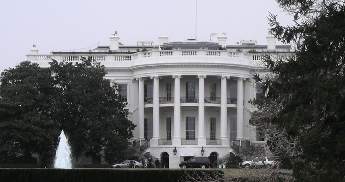 Напрежения в Белия дом Обаждане на спешния телефон 911 че Белият дом гори