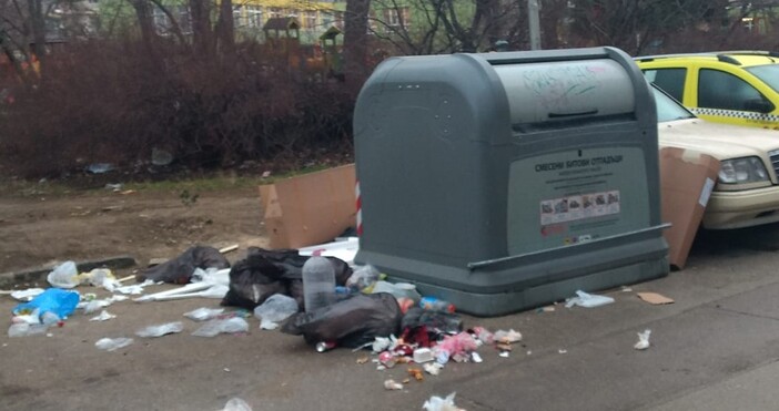 Варненка публикува снимка на отпадъци, разхвърляни край контейнер в ж.к.