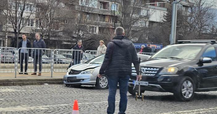 Снимки: Блъснаха пешеходец на столичния бул. Цар Борис III в