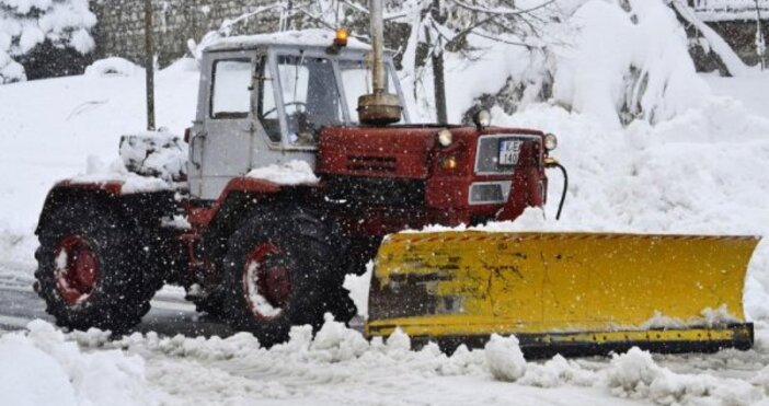 Днес цяла България осъмна със снжна покривка Но към 17 часа