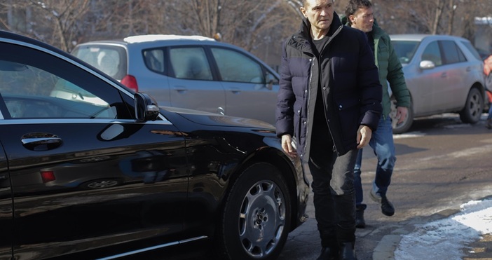 Този натиск продължава и всеки, който е силен и всеки,