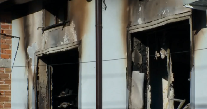 Семейство се спаси от огромен пожар в Асеновград  Бащата и едно