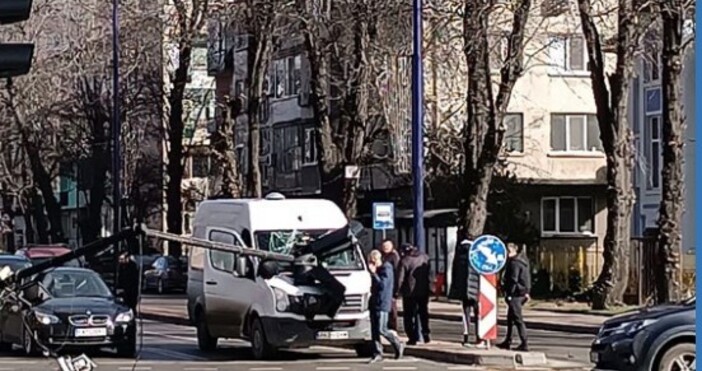 Инцидент стана днес в Пазарджик  Светофар е паднал върху бус на кръстовище Вероятната причина за