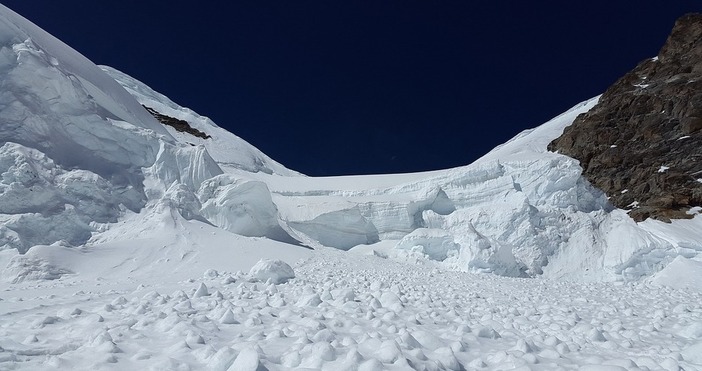 Висока е лавинната опасност в планините днес съобщиха от Планинската