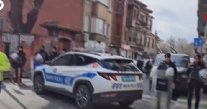 Двама въоръжени мъже нападнаха католическа църква в Истанбул превръщайки сутрешната