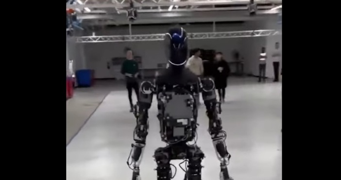 Илън Мъск изведе своя робот Optimus второ поколение на разходка
