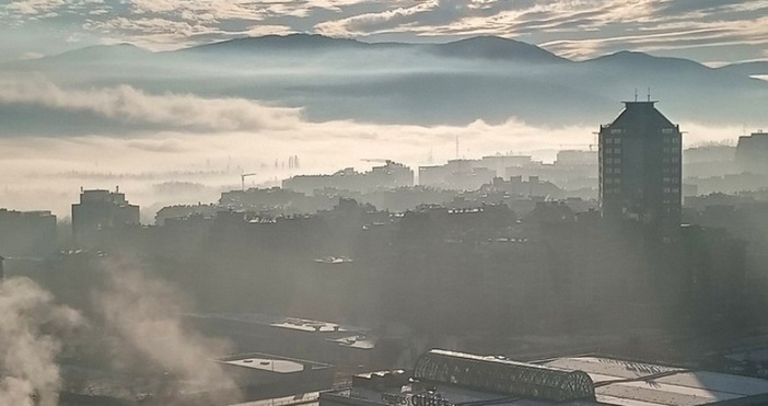 От утре започва вдигане на температурите.През нощта облачността ще продължи