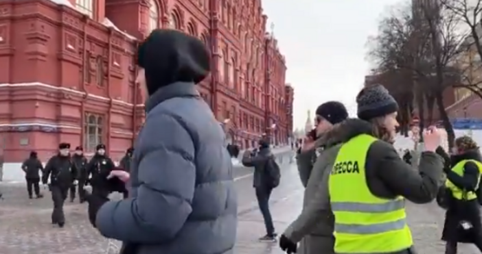 Масови арести на журналисти отразяващи антивоенен митинг в Москва Полицията в Русия
