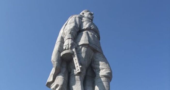 Поредно напрежение около спорния паметник на Альоша в Пловдив Той