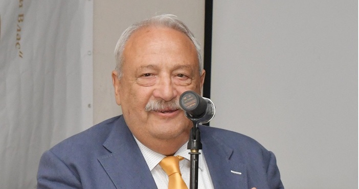 Популярният журналист и дългогодишен водещ на предаването Панорама Иван Гарелов