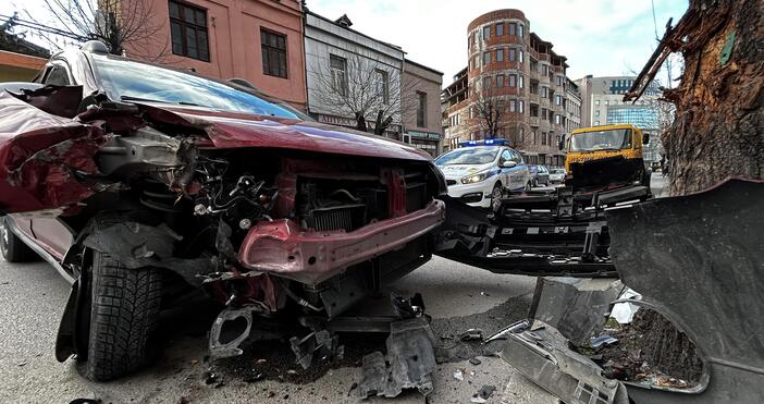 Снимки: Тежка катастрофа в Хасково. Мъж пострада, след като се удари