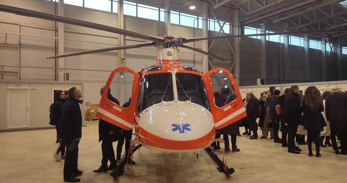 Снимки: Първият медицински хеликоптер за спешна помощ пристигна преди дни