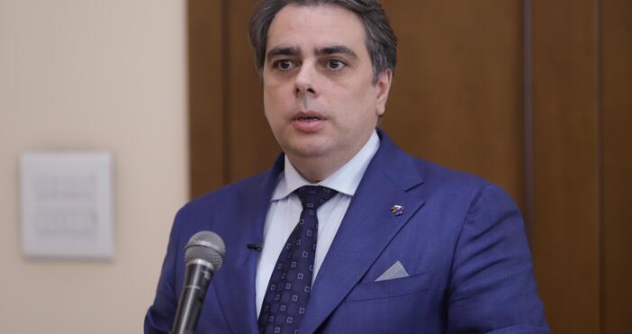  Министърът на финансите Асен Василев казва пред Ди Велт че