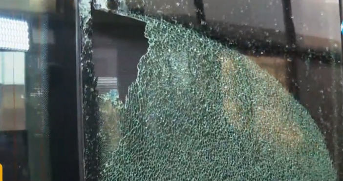 Гневен шофьор нападна автобус в столицата Според свидетели шофьор на