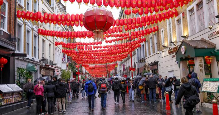 Снимки Китайската общност в Лондон празнува Новата година на Дървения