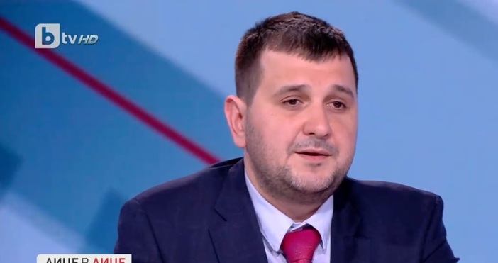 Депутатът от ПП-ДБ Йордан Иванов говори по темата с данни