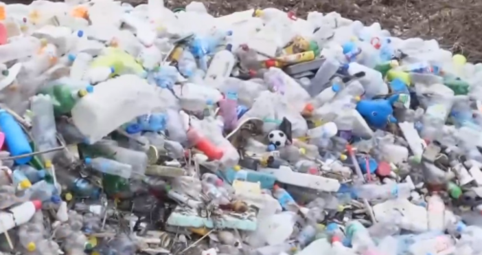 Планина от пластмасови боклуци задръства кюстендилска река Заради паднало дърво
