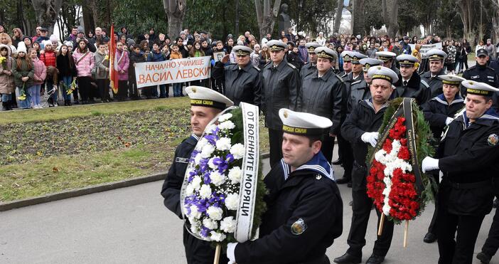 Снимки , архивС ритуали варненци отдадоха почит на Васил Левски пред паметника