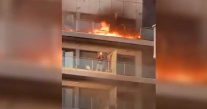 Пожар бушува във висока жилищна сграда в испанския град Валенсия