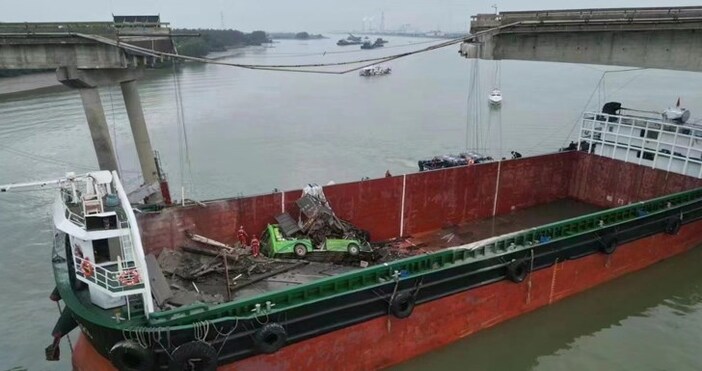 Шлеп се заби в мост в Китай в делтата на