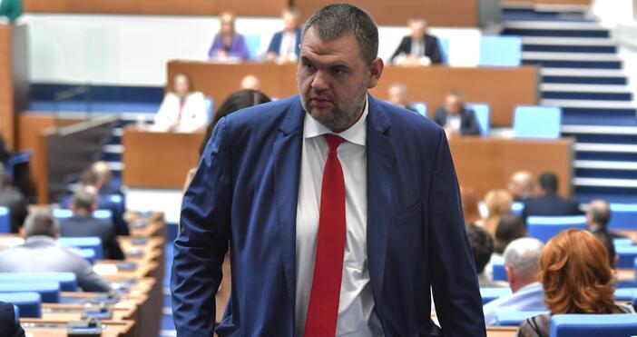 Председателят на парламентарната група на ДПС Делян Пеевски говори пред