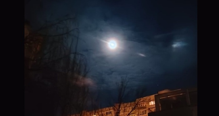 Снощи много хора в България наблюдаваха пръстени около Луната.Учените от