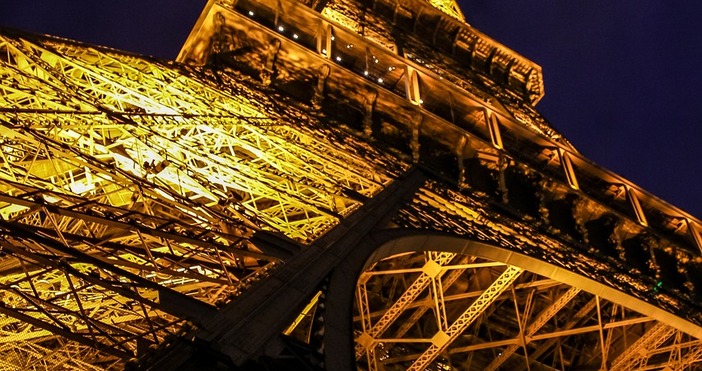Туристите ликуват след като съобщиха че Айфеловата кула във Франция