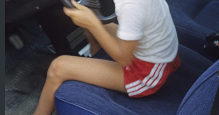 Дете шофира автомобил в скута на баща си по улиците