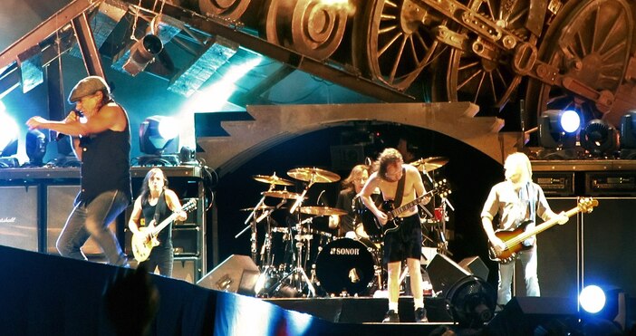 егендарната австралийска банда AC/DC обяви, че ще отпразнува 50 години