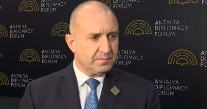 Президентът Румен Радев коментира политическата ситуация у нас от Анталия