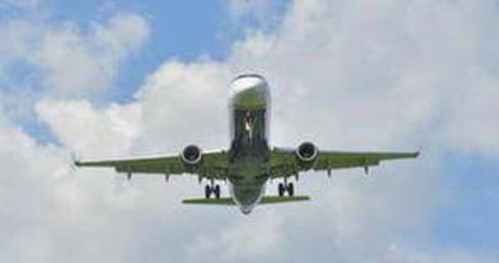 Пътнически самолет бе приземен принудително заради пияни пътници на борда