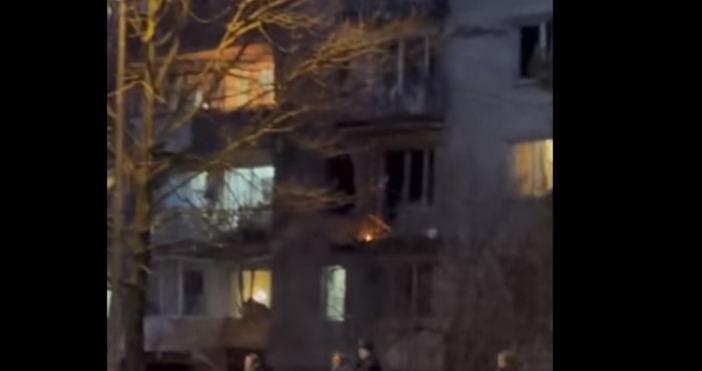 Две сгради бяха повредени и хората в тях бяха евакуирани в Санкт