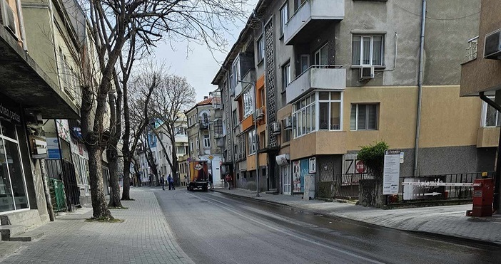 Отново вода извира от улица Свети Климент Охридски в центъра