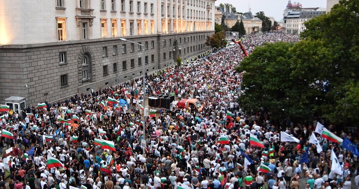  Безспорно българското общество е разделено а това се дължи на