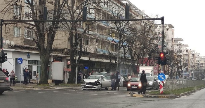 Две коли се блъснаха в центъра на Варна инцидентът е на