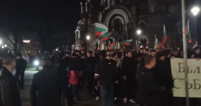 Стопкадър ФБМного хора в София излязоха на улицата тази вечер.Стотици