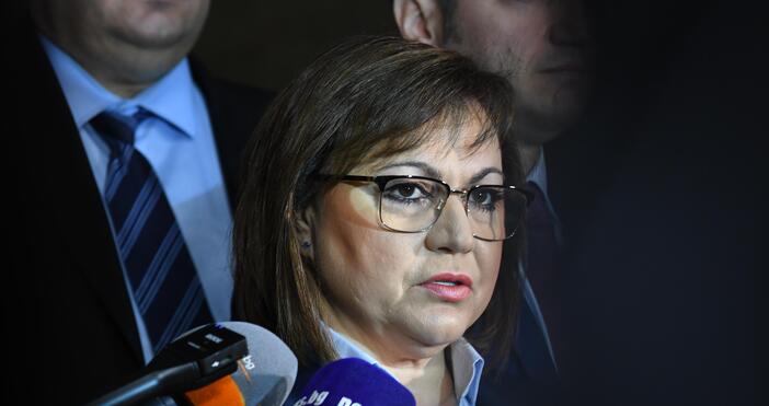 Корнелия Нинова говори пред медиите на излизане от президентството след