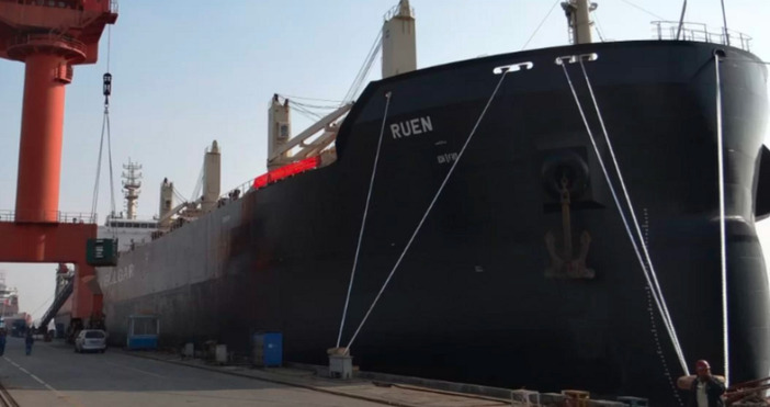 Корабът  Руен който беше отвлечен от сомалийски пирати през декември е бил забелязан
