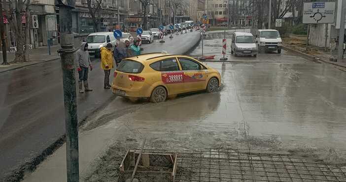 Такси се е подхлъзнало и е влязло в прясна асфалтова